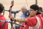 Juan Zarzuela tirando con el arco